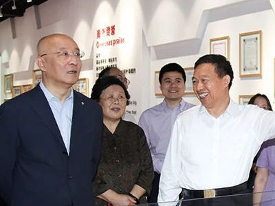 中國建筑材料聯(lián)合會黨委書記、會長閻曉峰一行親臨鵬飛集團調(diào)研